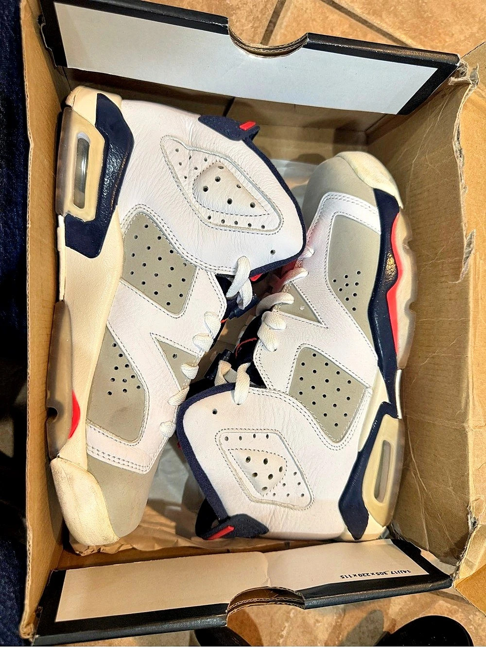 Jordan Air Jordan 6 Retro (GS) ) Sneakers White & Gray Girls US 6Y NWT